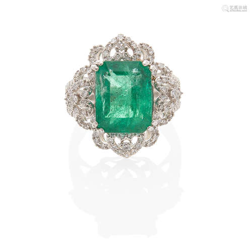 ORIENNE: PLATINUM, EMERALD AND DIAMOND RING