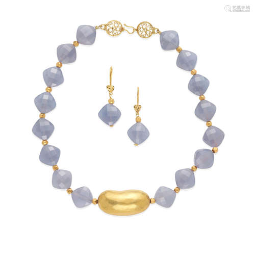 GOLD AND CHALCEDONY BEAD NECKLACE AND DROP EARRINGS