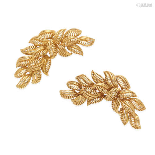 PAIR OF 18K GOLD BROOCHES