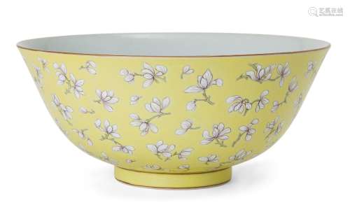 A large Chinese porcelain yellow-ground bowl, late Qing dyna...