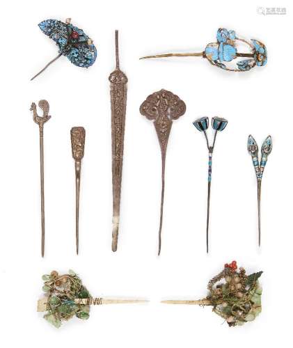 A collection of Chinese hair ornaments and pins, late Qing d...