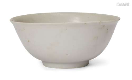 A Chinese Dehua porcelain bowl, 18th century, 15cm diameter ...