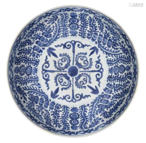 A large Chinese porcelain 'parsley pattern' dish for the Isl...