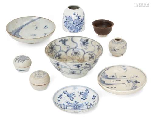 Nine pieces of Chinese pottery, 16th-early 20th century, com...
