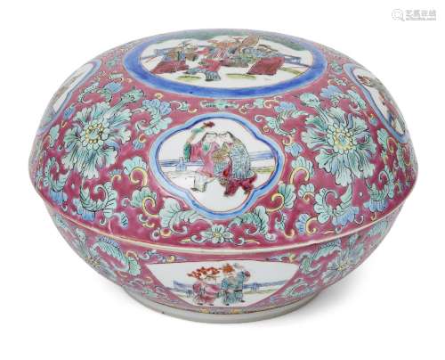 A large Chinese porcelain circular box and cover, early 20th...