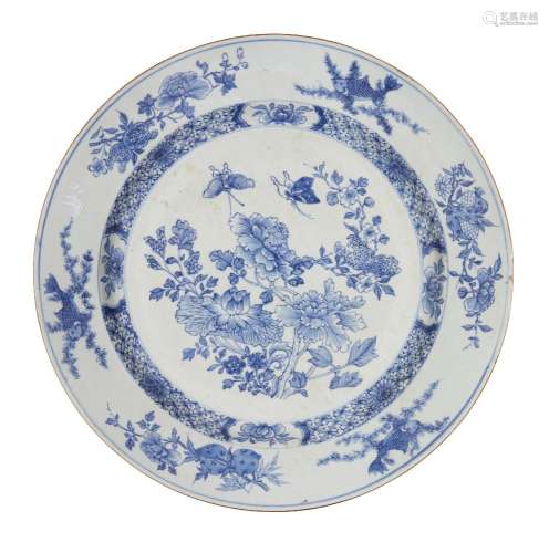 A Chinese export porcelain circular charger, 18th century, p...