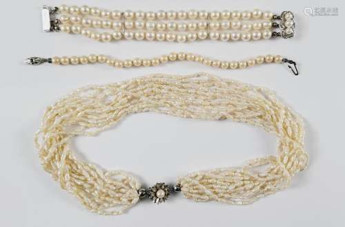2 Perlenarmbänder und 1 Halskette mit Silberschließen