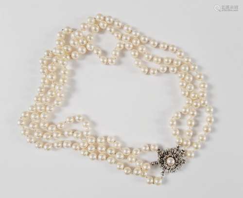 Perlenkette mit 14 Karat Weißgoldschließe