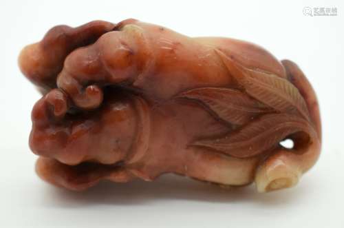 A 19TH CENTURY CHINESE CARVED AGATE FIGURE OF A FINGER CITRO...
