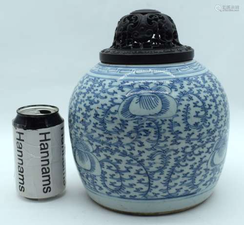 A 19TH CENTURY CHINESE BLUE AND WHITE PORCELAIN GINGER JAR Q...