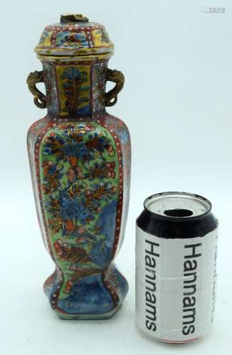 AN EARLY 18TH CENTURY CHINESE TWIN HANDLED CLOBBERED PORCELA...