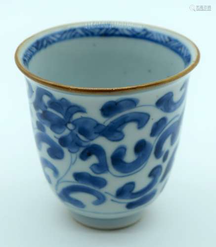 A 17TH/18TH CENTURY CHINESE BLUE AND WHITE PORCELAIN WINE CU...