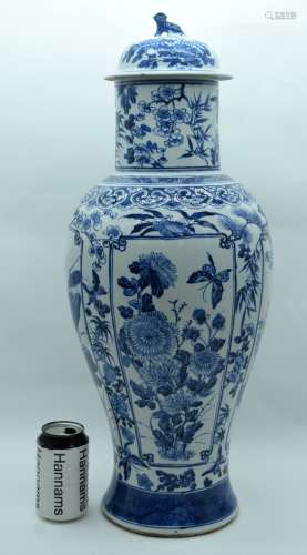 A VERY LARGE 19TH CENTURY CHINESE BLUE AND WHITE LIDDED VASE...
