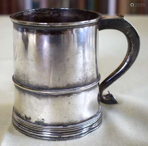 AN ART DECO SILVER MUG. London 1938. 294 grams. 9 cm x 11 cm...