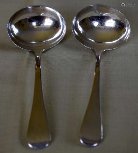 A PAIR OF GEORGE III SILVER LADLES. London 1806. 92 grams. 1...