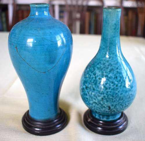 AN EARLY 18TH CENTURY CHINESE TURQUOISE GLAZED MEIPING STYLE...