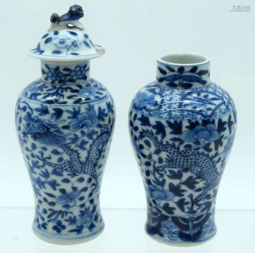 A MATCHED PAIR OF 19TH CENTURY CHINESE BLUE AND WHITE VASES ...