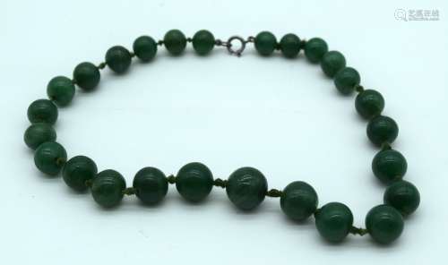 AN EARLY 20TH CENTURY CHINESE CARVED SPINACH JADE NECKLACE L...