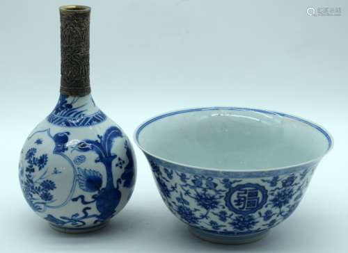 A 17TH CENTURY CHINESE BLUE AND WHITE BOTTLE NECK PORCELAIN ...