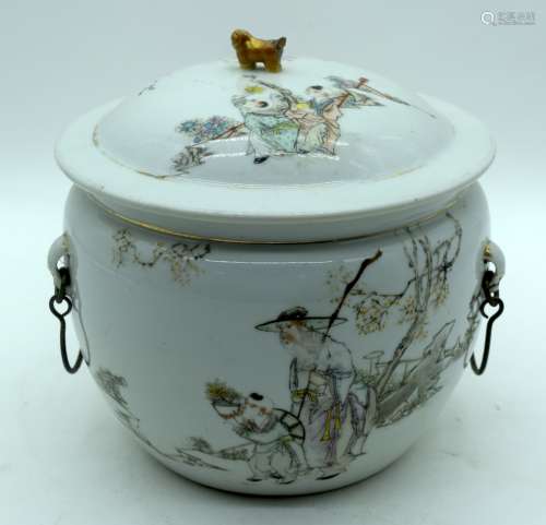 AN EARLY 20TH CENTURY CHINESE PORCELAIN KAMCHENG TWIN HANDLE...