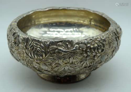 A 19TH CENTURY JAPANESE MEIJI PERIOD EMBOSSED SILVER BOWL de...