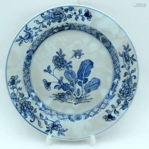 AN 18TH CENTURY CHINESE EXPORT BLUE AND WHITE PLATE Qianlong...