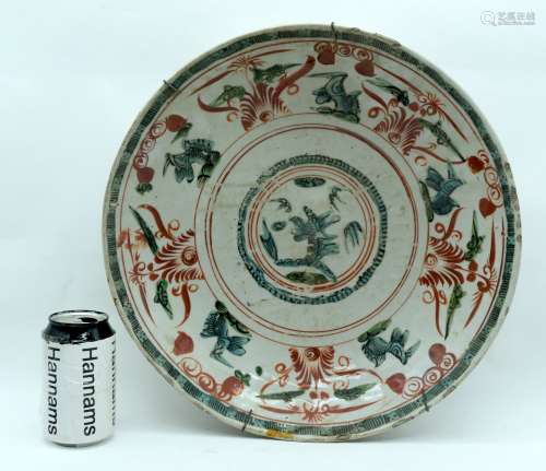 A LARGE 17TH/18TH CENTURY CHINESE SWATTOW WARE POTTERY BOWL ...