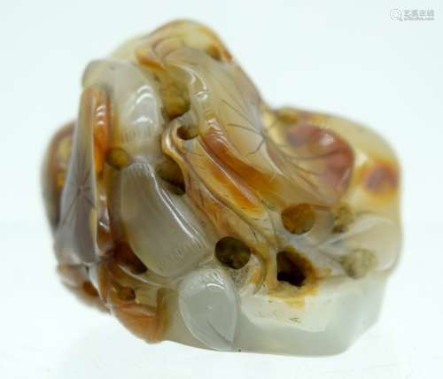 AN EARLY 20TH CENTURY CHINESE CARVED AGATE NATURALISTIC POD ...