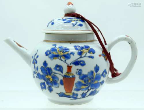 AN 18TH CENTURY CHINESE EXPORT PORCELAIN TEAPOT AND COVER Qi...