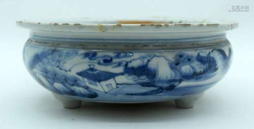 AN EARLY 18TH CENTURY CHINESE BLUE AND WHITE PORCELAIN CENSE...