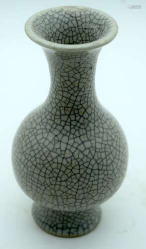 AN 18TH CENTURY CHINESE GE TYPE STONEWARE VASE Qing, of bulb...