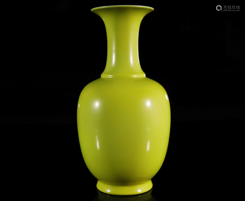 A Fine Yellow-glazed Vase