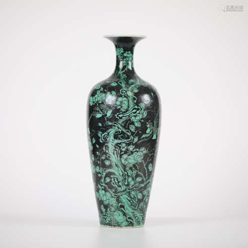 Qing，Dark green colored willow leaf vase