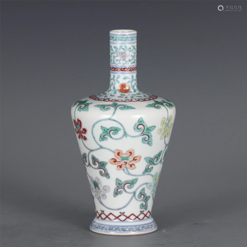 A CHINESE BLUE AND WHITE DOU-CAI FLOWERS PORCELAIN VASE