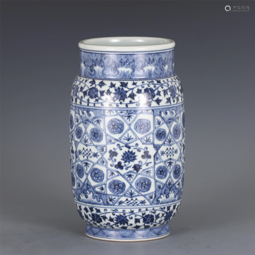 A CHINESE BLUE AND WHITE FLORAL DESIGNS PORCELAIN VASE