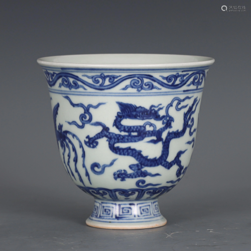 A CHINESE BLUE & WHITE DRAGON & PHOENIX PORCELAIN CUP