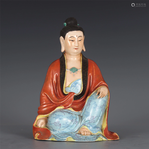 A CHINESE FAMILLE ROSE PORCELAIN FIGURE OF SITTING