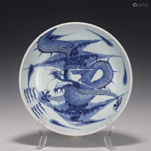 A CHINESE BLUE AND WHITE FLYING DRAGON PORCELAIN PLATE