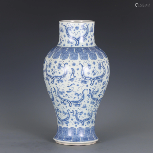 A CHINESE BLUE AND WHITE FISH-TAIL SHAPE PORCELAIN VASE
