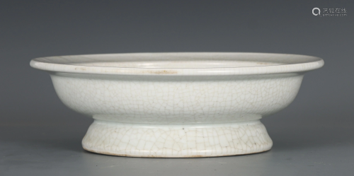 A CHINESE GE-TYPE GLAZED PORCELAIN OFFERING PLATE