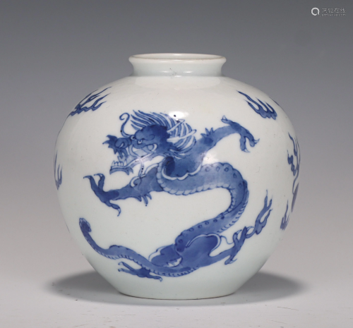 A CHINESE BLUE AND WHITE DRAGONS PORCELAIN JAR