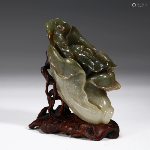 A CHINESE JADE DECORATION OF CABBAGE