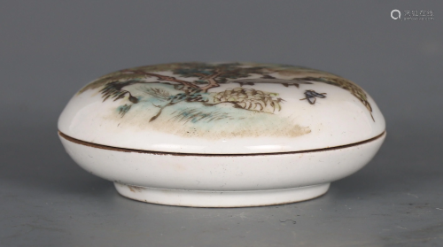A CHINESE FAMILLE ROSE PORCELAIN ROUND BOX WITH COVER