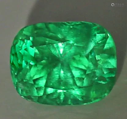 IGI Certified 7.45 ct. Emerald COLOMBIA (RARE QUALITY)