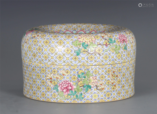 A CHINESE FAMILLE ROSE PORCELAIN FRUIT BOX WITH COVER
