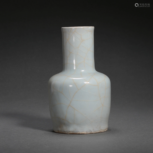 LONGQUAN GUAN WARE CELADON LONG-NECKED VASE, SO…