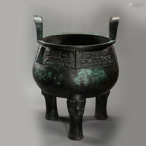 BRONZE TRIPOD DING, WESTERN ZHOU DYNASTY, CHINA