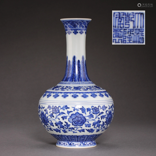 CHINA QIANLONG BLUE AND WHITE PORCELAIN VASE