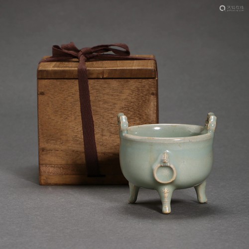 LONGQUAN WARE TRIPOD CELADON CENSER, SOUTHERN SONG