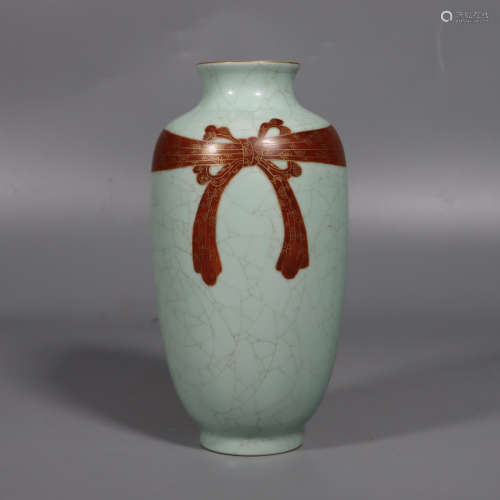 Chinese Qing Dynasty Yongzheng Green Glazed Porcelain Bottle